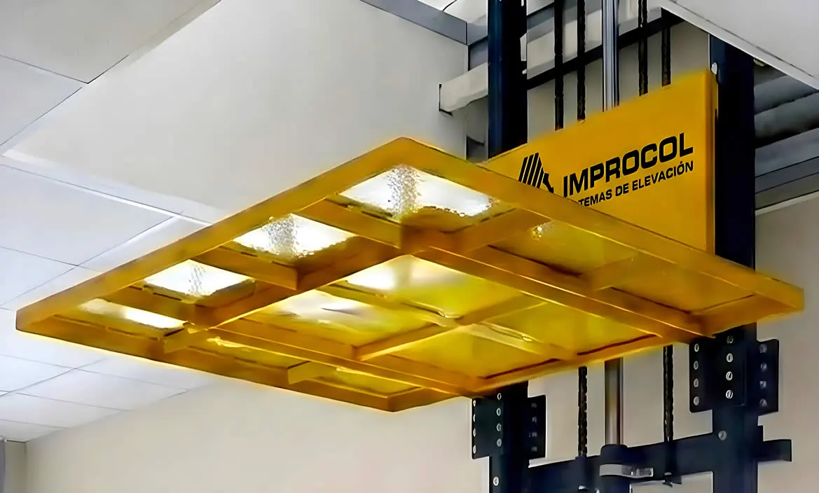 Ascensores de carga diseñados para mover mercancías entre niveles con estabilidad, seguridad y eficiencia operativa. IMPROCOL. Bogotá, Colombia